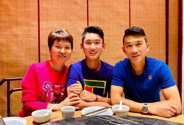 papi带我们片场3分钟游，讲述了五位笑料制造者的爆笑片场生活，引发了观众们的热议